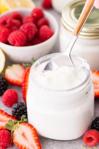 йогурт со свежими ягодами