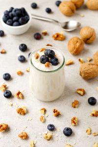 Кокосовый йогурт с орехами и ягодами