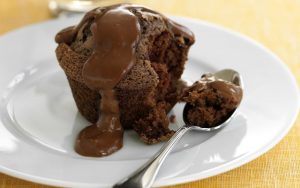 Шоколадный кекс без муки с шоколадной глазурью.