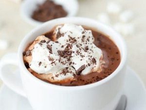 Броне какао со взбитыми сливками и шоколадной стружкой.